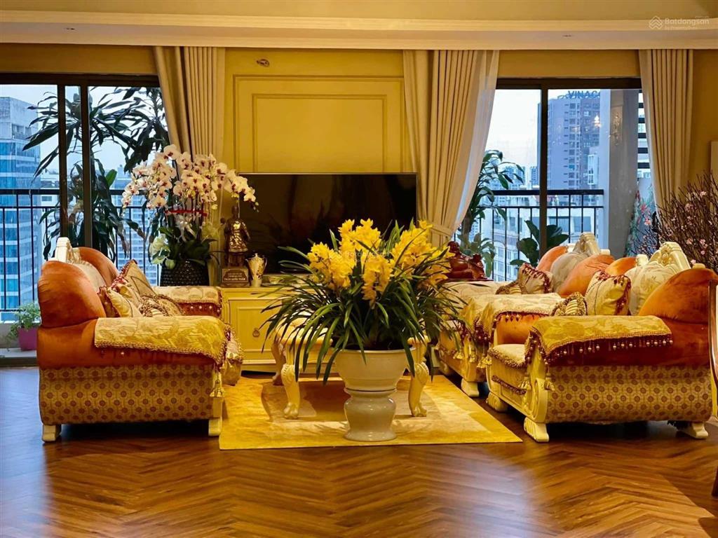 Chuyển công tác gia đình tôi cần bán gấp căn hộ 200m2 4pn trong tháng, đồ như ảnh giá thỏa thuận
