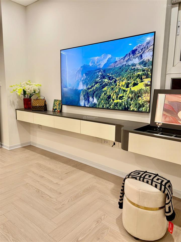 Gia đình chuyển vào sài gòn bán gấp căn hộ 135m2 tầng 15 ban công đn full đồ như ảnh, giá có tl