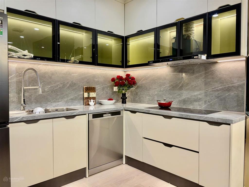 Gia đình chuyển vào sài gòn bán gấp căn hộ 135m2 tầng 15 ban công đn full đồ như ảnh, giá có tl