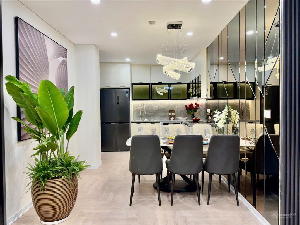 Gia đình chuyển vào sài gòn bán gấp căn hộ 135m2 tầng 15 ban công đn full đồ như ảnh, giá có tl