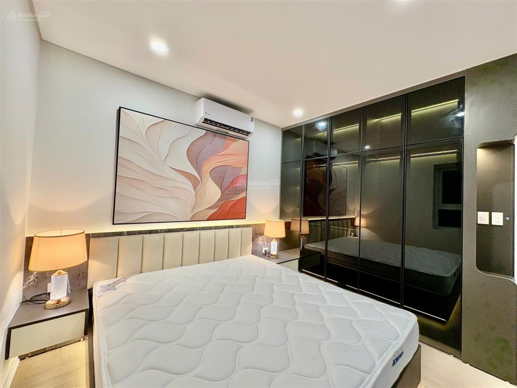 Gia đình chuyển vào sài gòn bán gấp căn hộ 135m2 tầng 15 ban công đn full đồ như ảnh, giá có tl