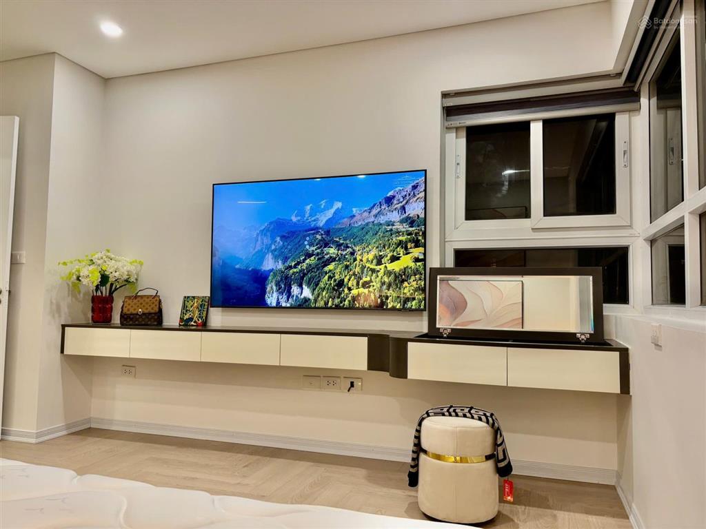 Gia đình chuyển vào sài gòn bán gấp căn hộ 135m2 tầng 15 ban công đn full đồ như ảnh, giá có tl