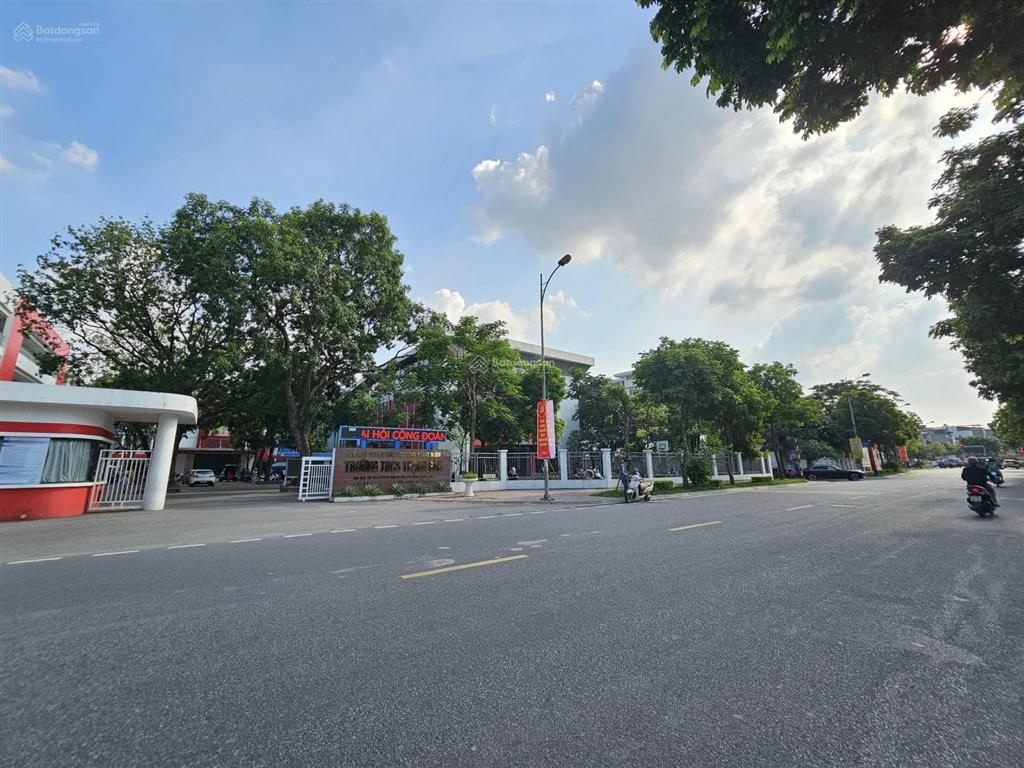 Bán nhà phân lô phố cổ linh, gần hồ thạch bàn, 7 tầng, dt 71m2, mt 4.7m, 8pn, thang máy, gara ô tô