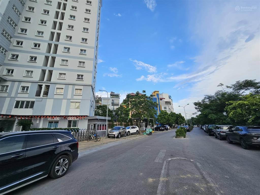 Bán nhà phân lô phố cổ linh, gần hồ thạch bàn, 7 tầng, dt 71m2, mt 4.7m, 8pn, thang máy, gara ô tô