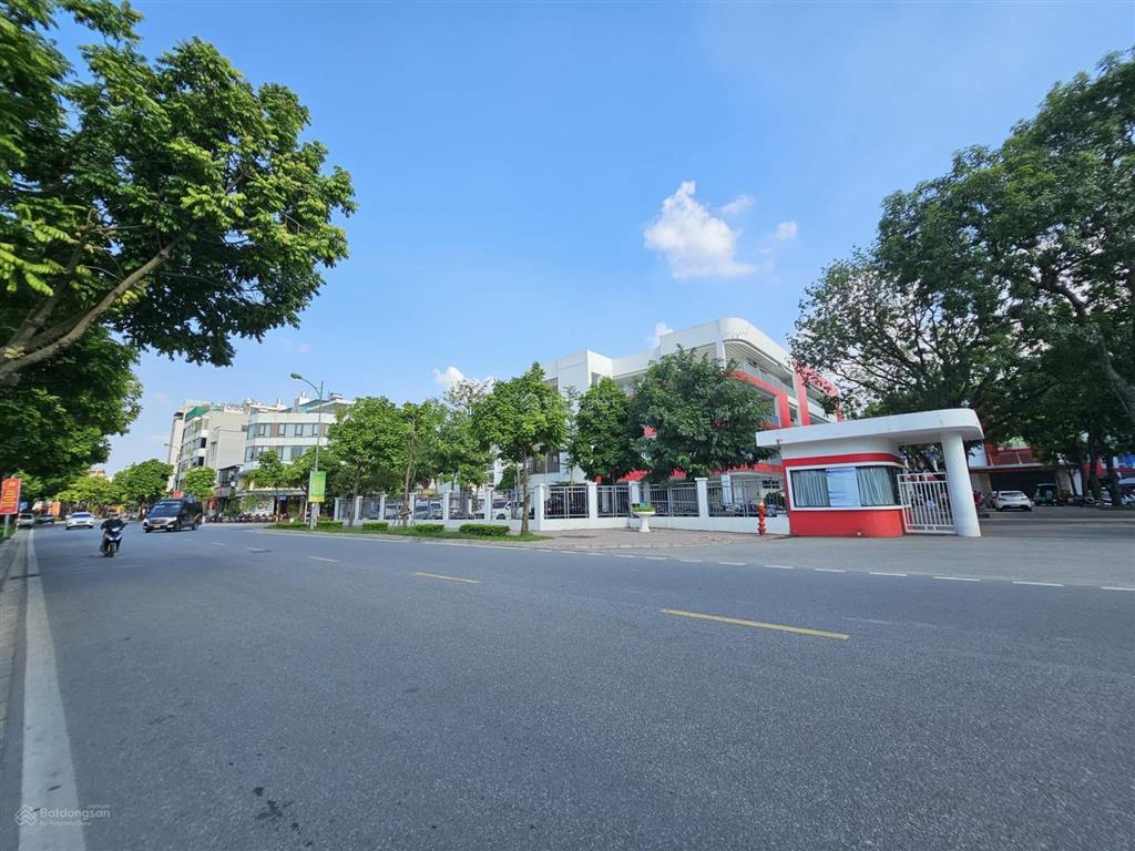 Bán nhà phân lô phố cổ linh, gần hồ thạch bàn, 7 tầng, dt 71m2, mt 4.7m, 8pn, thang máy, gara ô tô