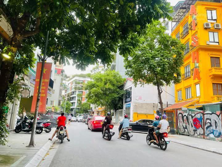 Bán nhà mặt phố tô ngọc vân dt gần 150m ,9 tầng có thang máy nhập khẩu ,mt 12.5m . giá cực tốt.