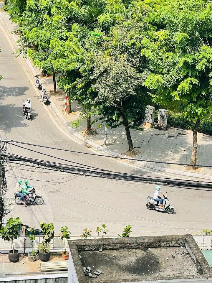 Bán nhà phố tây hồ dt42m ,7 tầng có thang máy, mt 6.42 , giá cực tốt.
nhà được xây mới từ móng.