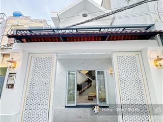 Nhà full nội thất diện tích lớndt 5,4mx20m(nở hậu 6,78m)1trệt 1lầu 5pncách đường xe hơi 5m