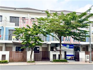 Bán lỗ căn 3 tầng đã có sổ hồng, view công viên