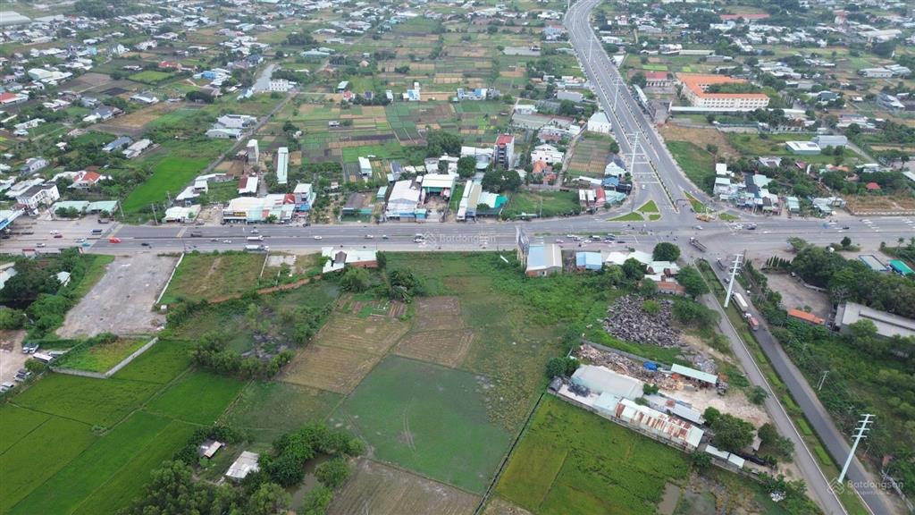 Bán 24000m2 đất mặt đường quốc lộ 51, ngay đầu đường hoàng sa