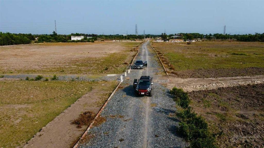 Kẹt tiền bán gấp mảnh 1.300m2 cln (2650), đường xe hơi ngay đầu xã, cách quận 2 6km, giá 2.3tr/m2