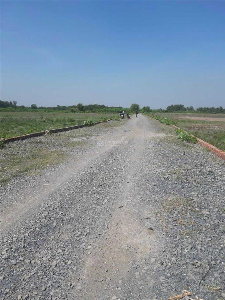 Kẹt tiền bán gấp mảnh 1.300m2 cln (2650), đường xe hơi ngay đầu xã, cách quận 2 6km, giá 2.3tr/m2