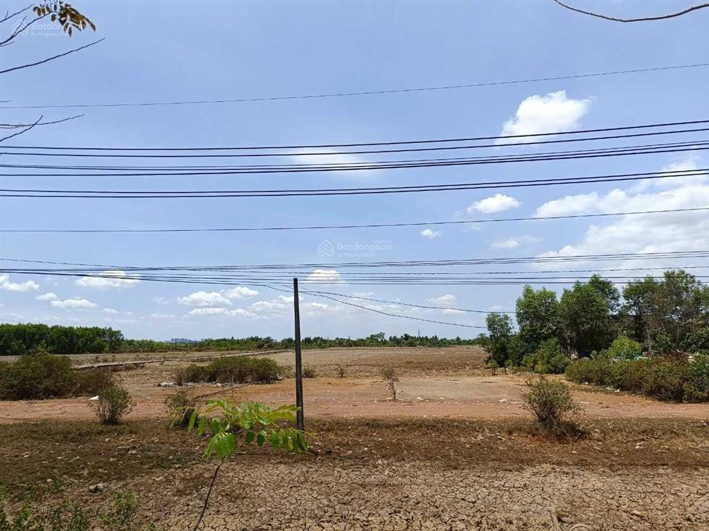 Kẹt tiền bán gấp mảnh 1.300m2 cln (2650), đường xe hơi ngay đầu xã, cách quận 2 6km, giá 2.3tr/m2