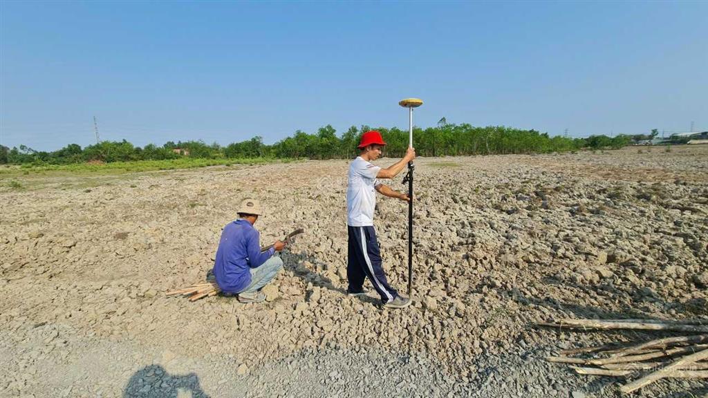 Kẹt tiền bán gấp mảnh 1.300m2 cln (2650), đường xe hơi ngay đầu xã, cách quận 2 6km, giá 2.3tr/m2