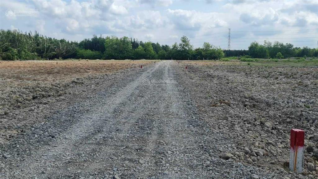 Kẹt tiền bán gấp mảnh 1.300m2 cln (2650), đường xe hơi ngay đầu xã, cách quận 2 6km, giá 2.3tr/m2