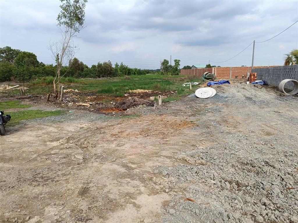 Chủ kẹt tiền trả nh cần bán 1800m2 đất biệt thự mặt sông, đường ô tô 5m, cách q2 6km, giá 4.5tr/m2