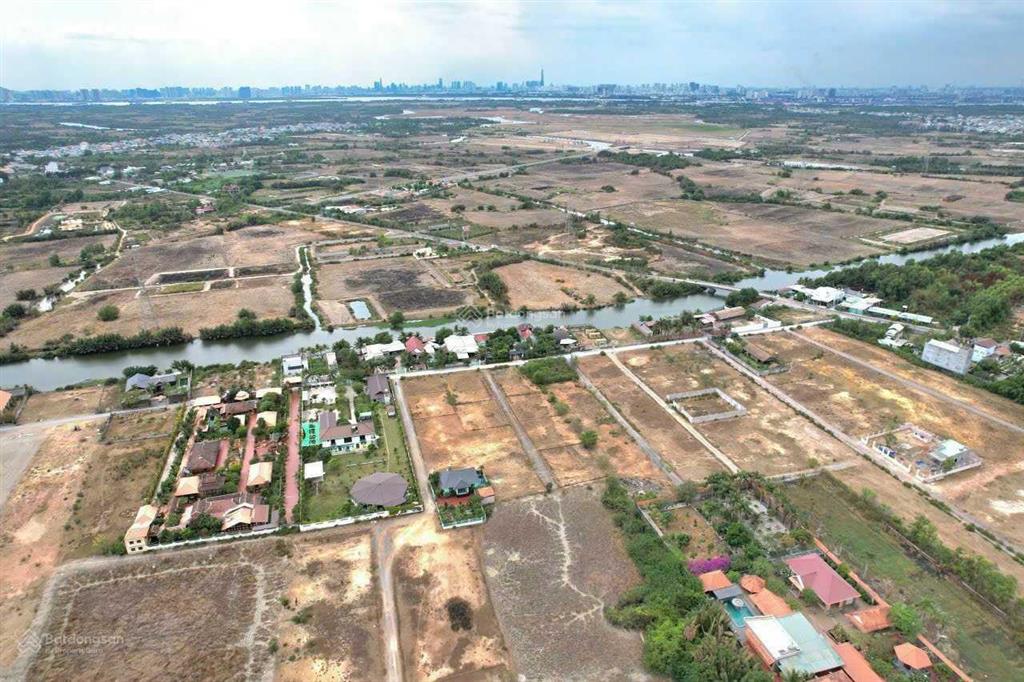 Chủ kẹt tiền trả nh cần bán 1800m2 đất biệt thự mặt sông, đường ô tô 5m, cách q2 6km, giá 4.5tr/m2