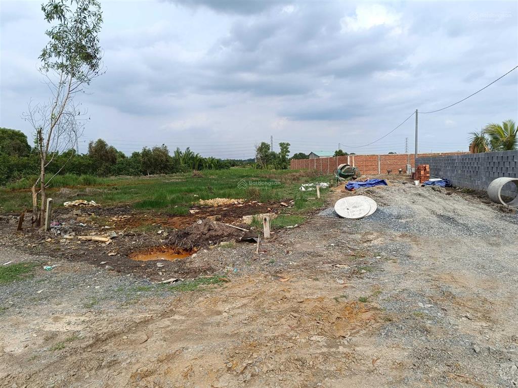 Chủ kẹt tiền trả nh cần bán 1800m2 đất biệt thự mặt sông, đường ô tô 5m, cách q2 6km, giá 4.5tr/m2