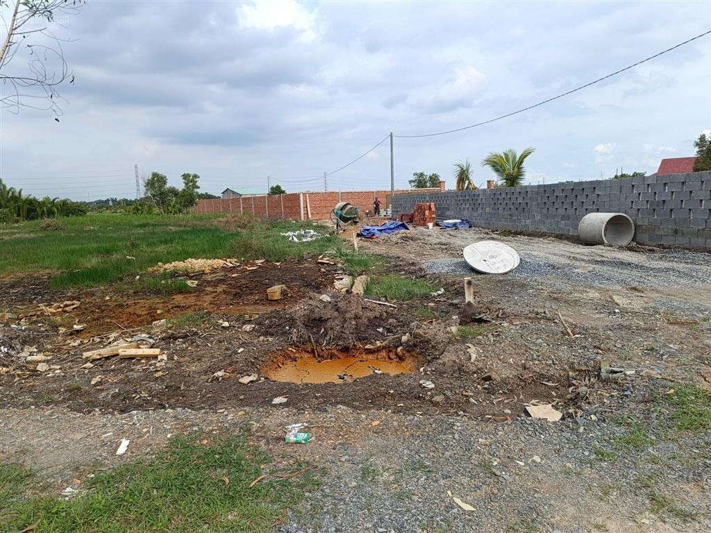 Chủ kẹt tiền trả nh cần bán 1800m2 đất biệt thự mặt sông, đường ô tô 5m, cách q2 6km, giá 4.5tr/m2