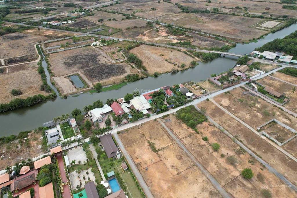 Chủ kẹt tiền trả nh cần bán 1800m2 đất biệt thự mặt sông, đường ô tô 5m, cách q2 6km, giá 4.5tr/m2