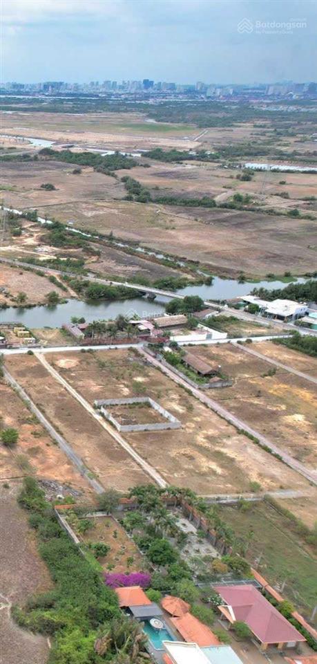 Chủ kẹt tiền trả nh cần bán 1800m2 đất biệt thự mặt sông, đường ô tô 5m, cách q2 6km, giá 4.5tr/m2