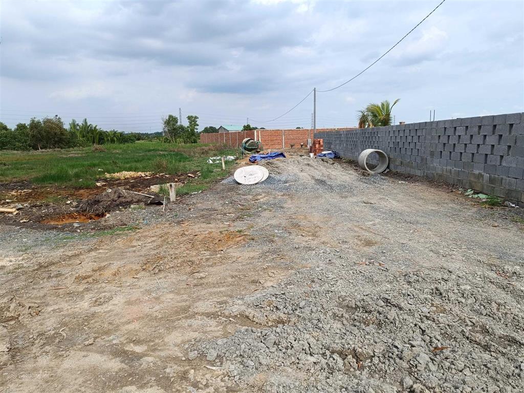 Chủ kẹt tiền trả nh cần bán 1800m2 đất biệt thự mặt sông, đường ô tô 5m, cách q2 6km, giá 4.5tr/m2
