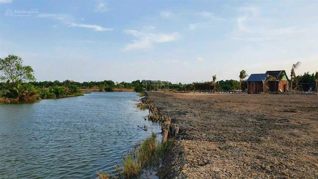Chủ kẹt tiền trả nh cần bán 1800m2 đất biệt thự mặt sông, đường ô tô 5m, cách q2 6km, giá 4.5tr/m2