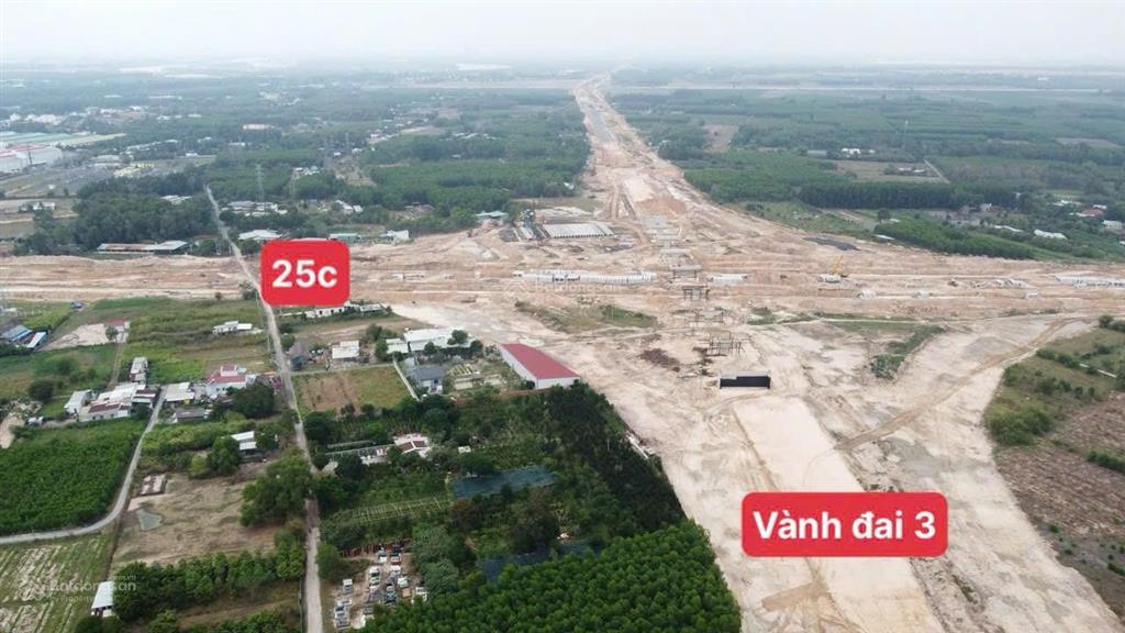1026m2 đất thổ mặt tiền ngã 4 vành đai 3 25c. cách q9 10km, sân bay 17km. giá 4.5 tỷ. sổ riêng