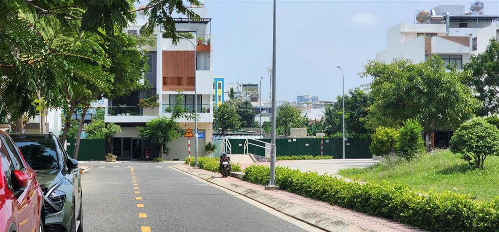 Lô đất đẹp đối diện công viên lớn, gần tòa chung cư, hướng đông nam mát mẻ. kđt lê hồng phong 1