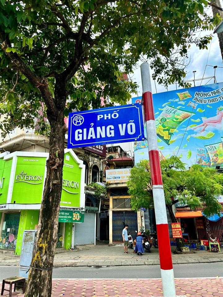 Cần bán nhà phân lô phố giảng võ, ba đình. dt sổ 65m2 x 5t, mt 4,5m. đường 3 ôtô tránh, cách mp 30m
