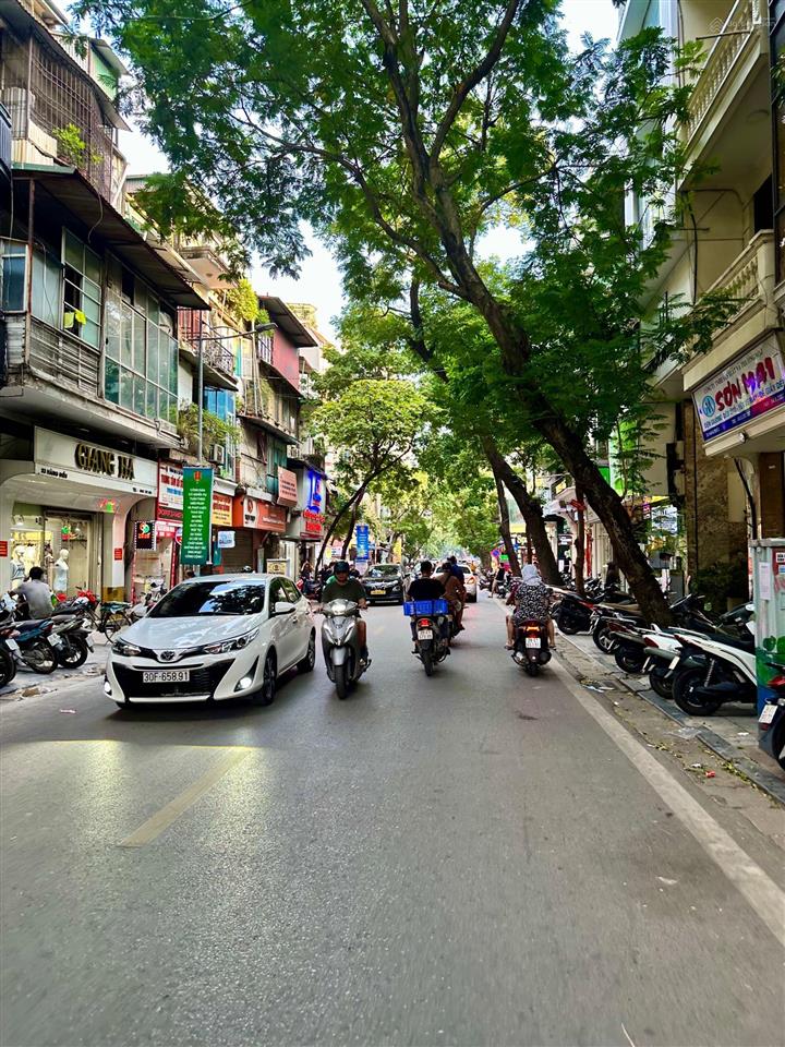 Cần bán khách sạn mặt phố hàng gà, hoàn kiếm. dt sổ 148,5m2 x 9t, mt 8m. vị trí đẹp, sát hàng điếu