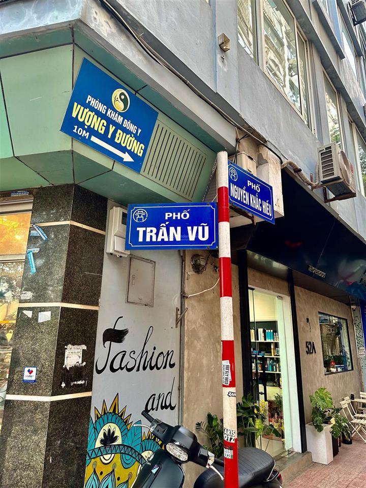 Cần bán nhà mặt phố trấn vũ, ba đình. dt sổ 130m2 x mt 7,3m. vị trí nhà rất đẹp, kd sầm uất