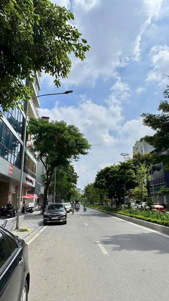 Cần bán nhà mặt phố lạc long quân, quận tây hồ. dt sổ đỏ 300m2. vị trí rất đẹp, kinh doanh sầm uất