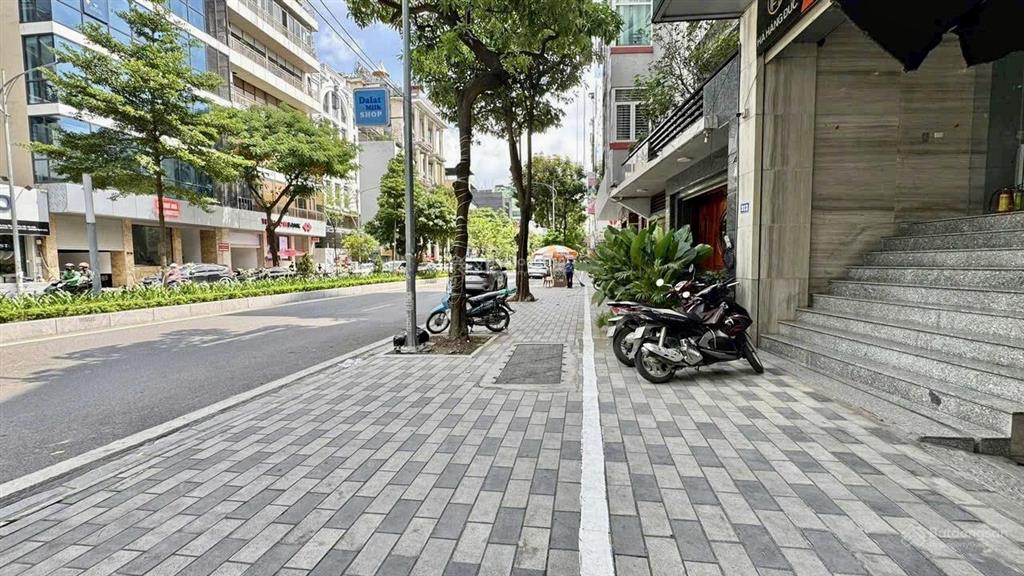 Cần bán nhà mặt phố lạc long quân, quận tây hồ. dt sổ đỏ 300m2. vị trí rất đẹp, kinh doanh sầm uất