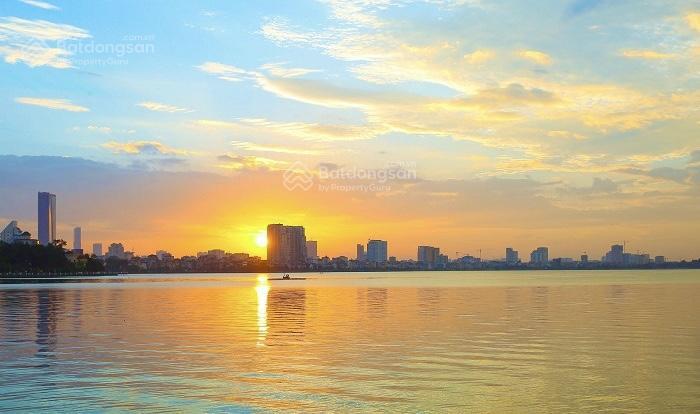 Cần bán nhà mặt phố lạc long quân, quận tây hồ. dt sổ đỏ 300m2. vị trí rất đẹp, kinh doanh sầm uất
