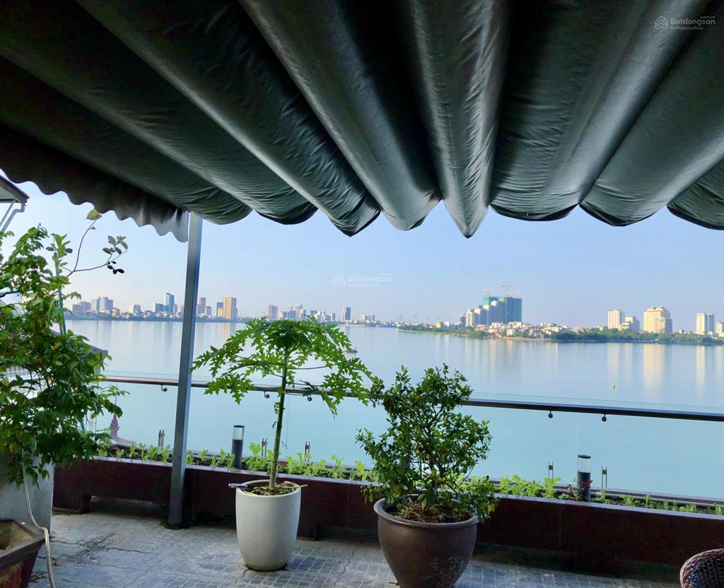 Cần bán nhà mặt phố lạc long quân, quận tây hồ. dt sổ đỏ 300m2. vị trí rất đẹp, kinh doanh sầm uất