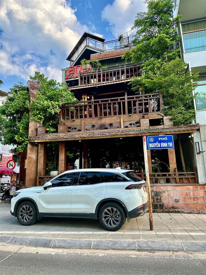 Cần bán nhà mặt phố nguyễn đình thi, tây hồ. dt sổ đỏ 230m2 x mt 12m. vị trí nằm đoạn giữa phố