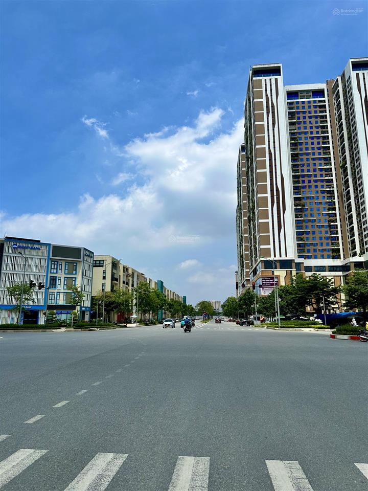 Cần bán nhà lô góc mặt phố trung kính, quận cầu giấy. dt 270m2 x 9t mt 11m. vị trí rất đẹp, sầm uất