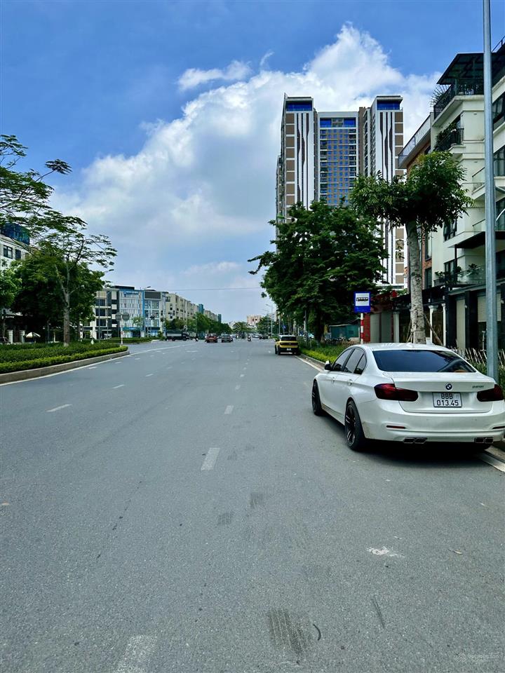 Cần bán nhà lô góc mặt phố trung kính, quận cầu giấy. dt 270m2 x 9t mt 11m. vị trí rất đẹp, sầm uất