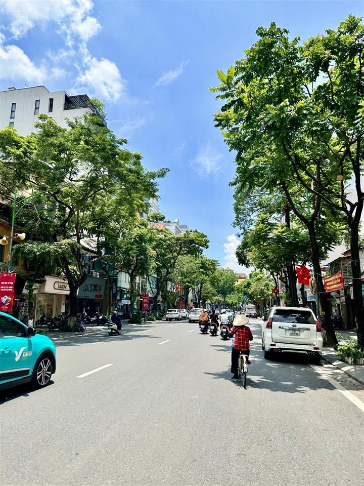 Cần bán tòa nhà mặt phố bà triệu, quận hoàn kiếm. dt 300m2 x 10t, 1 hầm, mt 9m. vị trí đẹp đắc địa