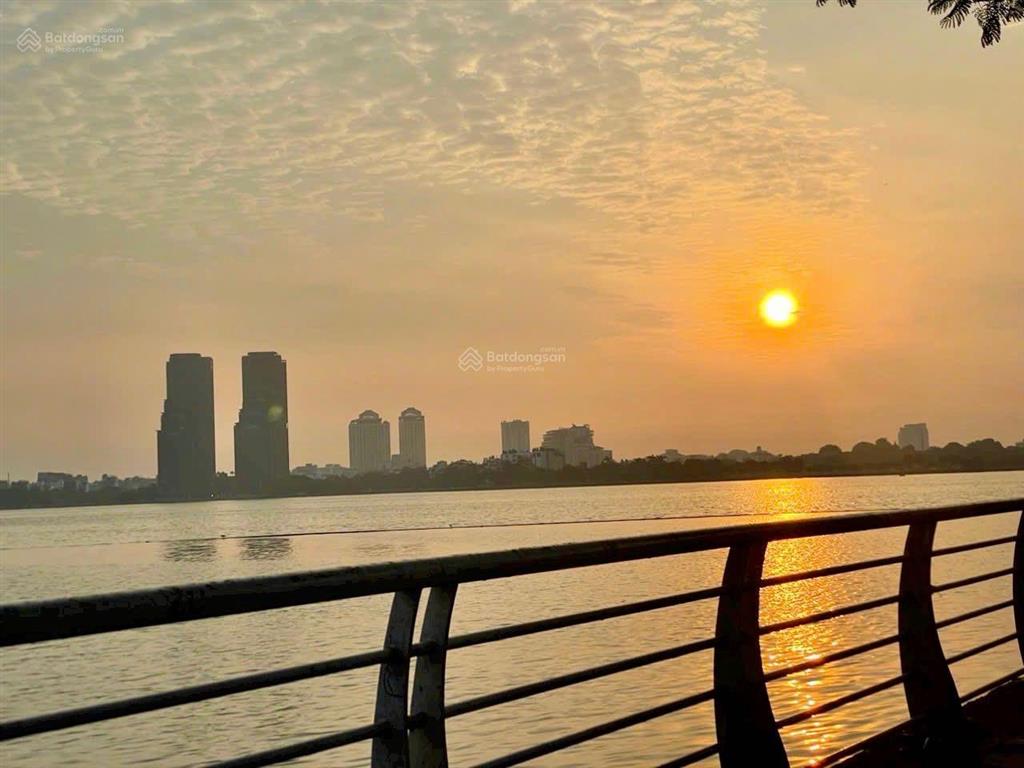 Cần bán nhà mặt phố từ hoa, tây hồ. dt 280m2 x 6t, mt 11,6m. vị trí đẹp  view ôm toàn cảnh hồ tây