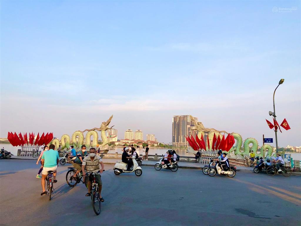 Cần bán nhà mặt phố lạc long quân, tây hồ. dt sổ 165m2 x mt 8,1m. vị trí đẹp nhất phố, kd sầm uất