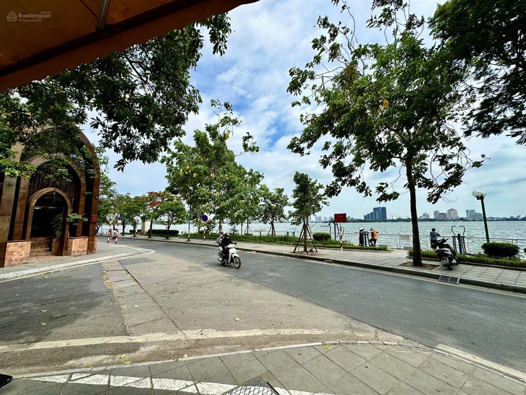 Cần bán nhà mặt phố trích sài, q.tây hồ. dt 95m2 x 4t mt 6,8m. vị trí đẹp, view ôm trọn mặt hồ tây