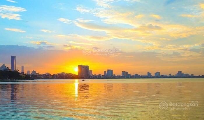 Cần bán nhà mặt phố trích sài, q.tây hồ. dt 95m2 x 4t mt 6,8m. vị trí đẹp, view ôm trọn mặt hồ tây