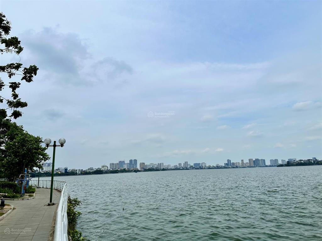 Cần bán nhà mặt phố trích sài, q.tây hồ. dt 95m2 x 4t mt 6,8m. vị trí đẹp, view ôm trọn mặt hồ tây