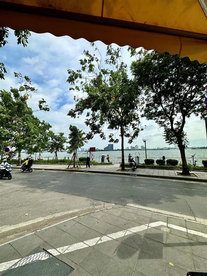Cần bán nhà mặt phố trích sài, q.tây hồ. dt 95m2 x 4t mt 6,8m. vị trí đẹp, view ôm trọn mặt hồ tây
