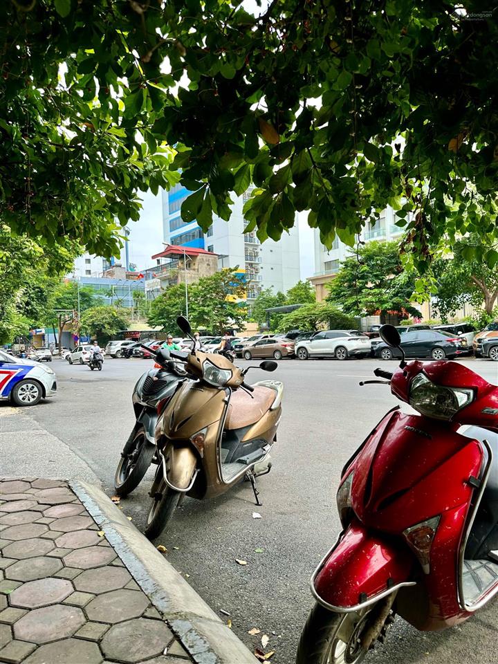 Cần bán nhà lô góc mặt phố thụy khuê, tây hồ. dt sổ 40m2 x 4t, mt 4,3m. vị trí rất đẹp, kd sầm uất