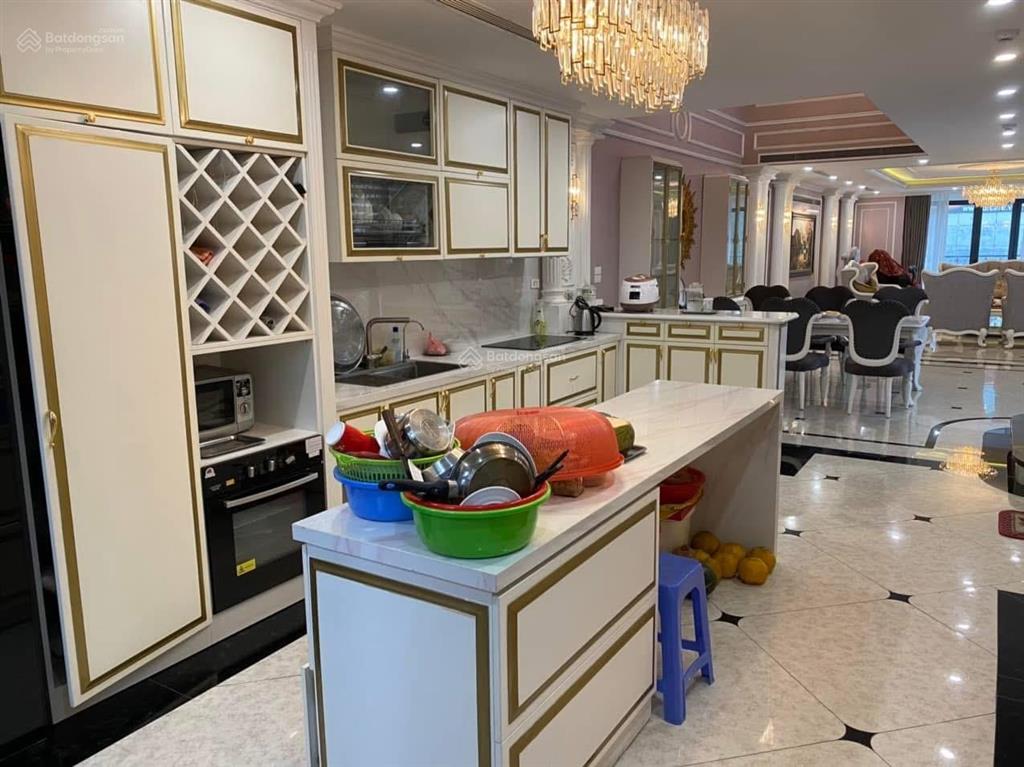 Cần bán nhà mp tôn đức thắng, đống đa. dt sổ 110m2 x 7t, mt 4,5m. thang máy  vị trí đẹp nhất phố