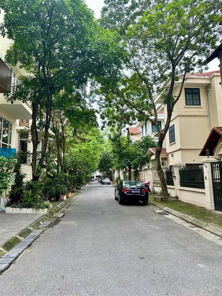 Cần bán nhà phố lạc long quân, tây hồ. dt 80m2 x 7t, mt 6,3m. thang máy. đường ôtô tránh nhau