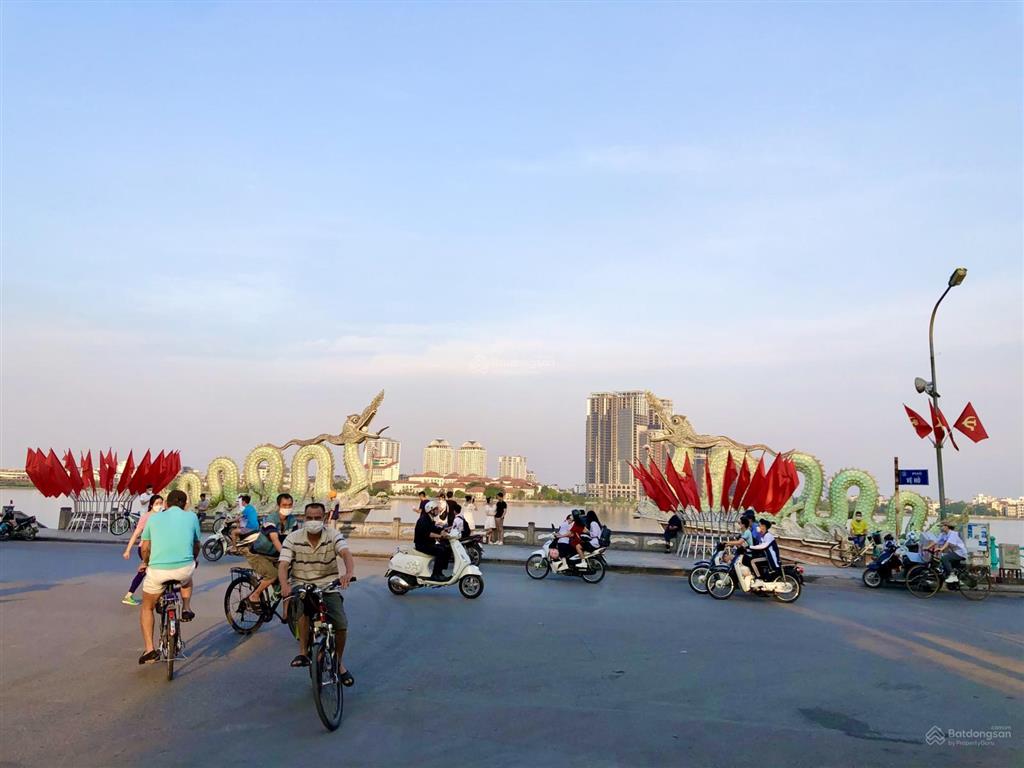 Cần bán nhà mặt phố lạc long quân, tây hồ. dt sổ đỏ 200m2. kd sầm uất  vị trí đẹp, vỉa hè rất rộng